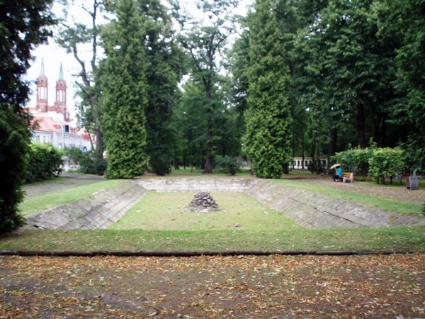 BIAŁYSTOK, FONTANNA WYKONANA Z MACEW, fot. D.STANKIEWICZ, 2009 BIAŁYSTOK, FONTANNA WYKONANA Z MACEW, fot. D.STANKIEWICZ, 2009