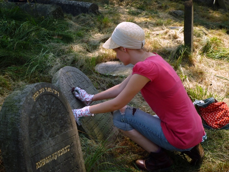 Przywracanie napisów na macewach. Studenci z organizacji Akcja dla Pokuty i Pokoju, fot. D.Stankiewicz, sierpień 2010 Przywracanie napisów na macewach. Studenci z organizacji Akcja dla Pokuty i Pokoju, fot. D.Stankiewicz, sierpień 2010