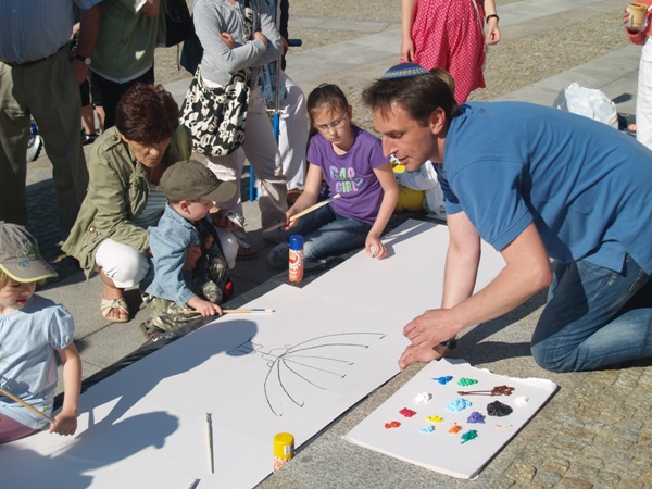 Malowanie bajkowego sztetla – Marcin Bolldorf i dzieci