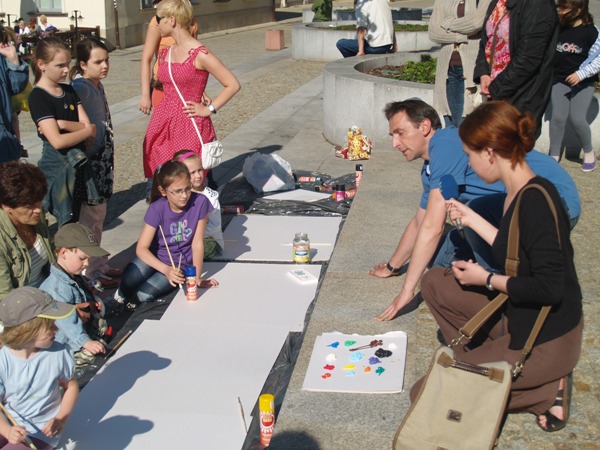 Malowanie bajkowego sztetla – Marcin Bolldorf i dzieci